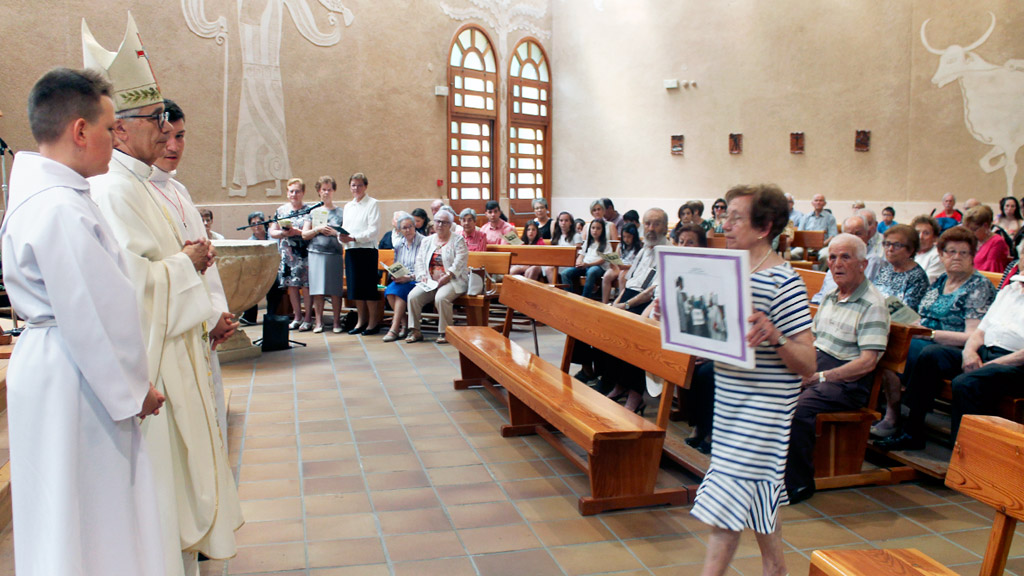 Los feligreses llevaron fotos de la colocación de la primera piedra del templo. / M.G.