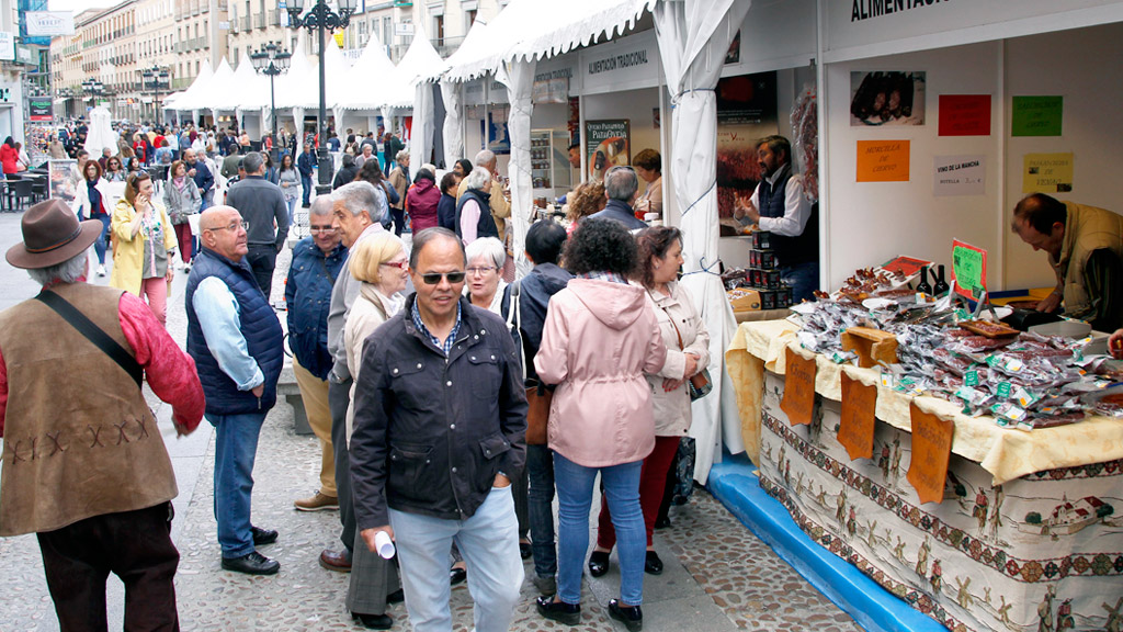 Los expositores han contado con una gran volumen de visitantes en el fin de semana./ NEREA LLORENTE