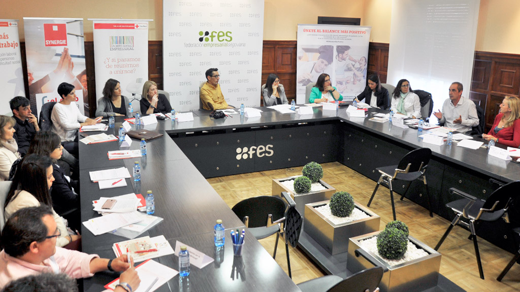 Imagen de la jornada de diálogo organizada entre las dos entidades. / Kamarero