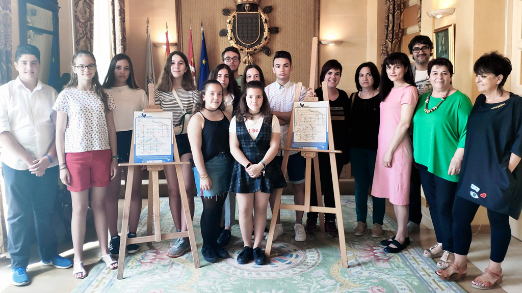 El equipo del IES Catalina de Lancaster que ha elaborado el proyecto, junto a la alcaldesa y la concejala de Turismo. / E. A.