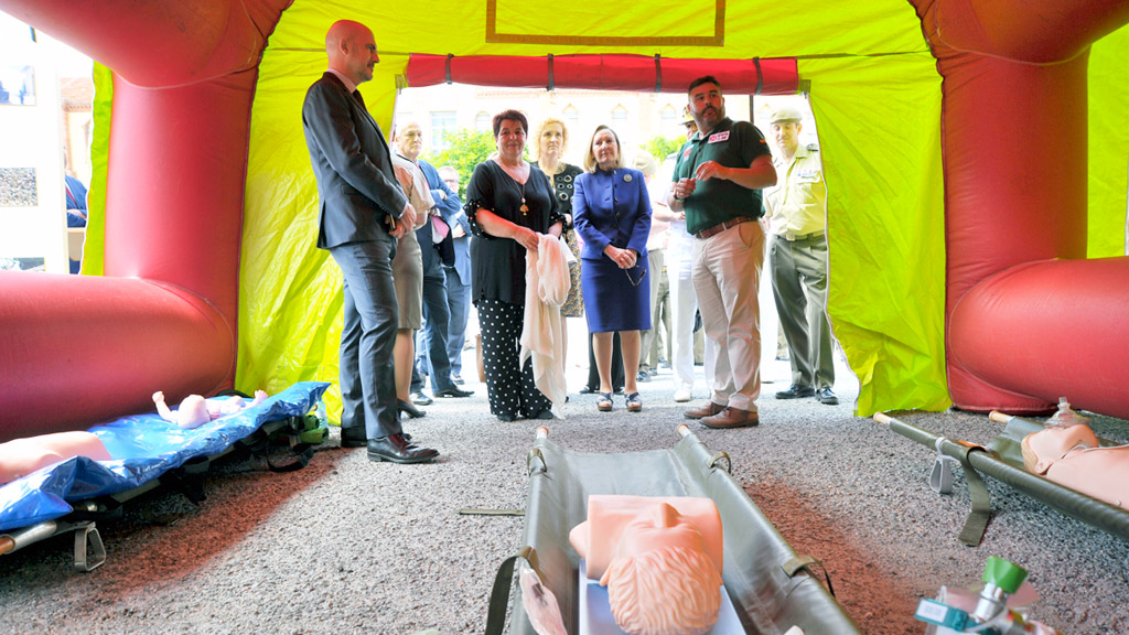 El subsecretario, acompañado de la alcaldesa y otras autoridades, recorrió una exposición sobre formación militar. / Kamarero