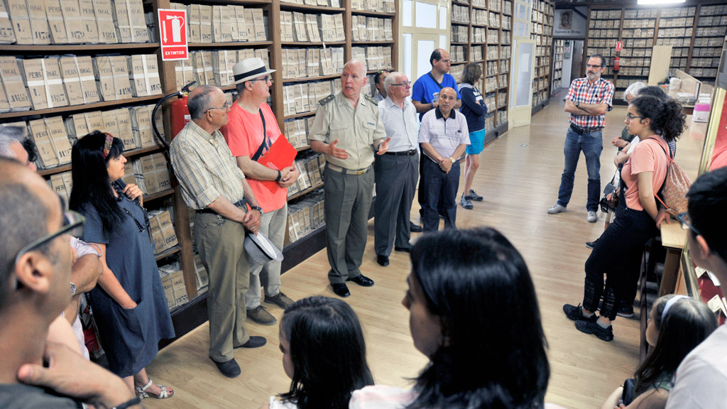 El teniente coronel San Clemente fue quien dirigió la visita guiada a través de las salas del archivo militar. / KAMARERO
