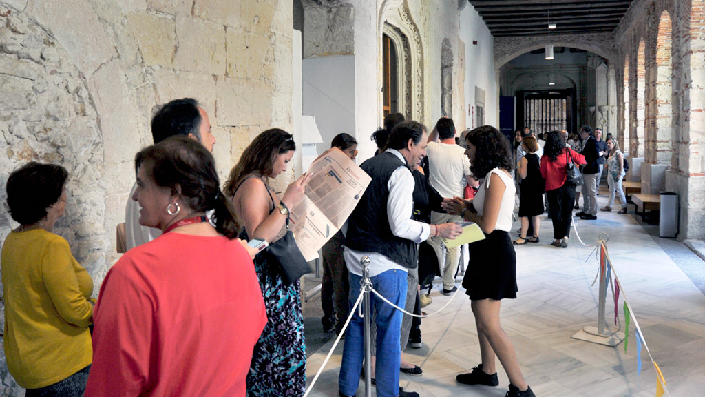 Larga fila para acceder a uno de los recintos donde se celebran los eventos de Hay Festival en septiembre. / Kamarero