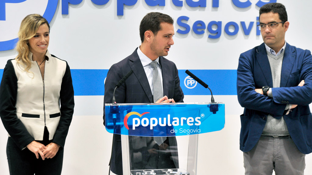 Pablo Pérez informa de los cambios en el grupo popular junto a Carolina García y José Luis Horcajo. / Kamarero