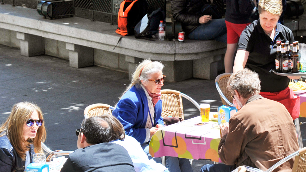 El sector servicios será el principal beneficiario del aumento del empleo, según el informe./KAMARERO