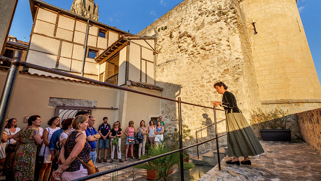 Representación de la visita teatralizada 'Cuentos de la aljama ebrea'. / Kamarero