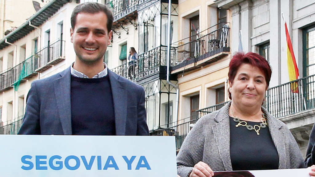 Pablo Pérez y Clara Luquero posan con sus carteles electorales durante la campaña. / Nerea Llorente