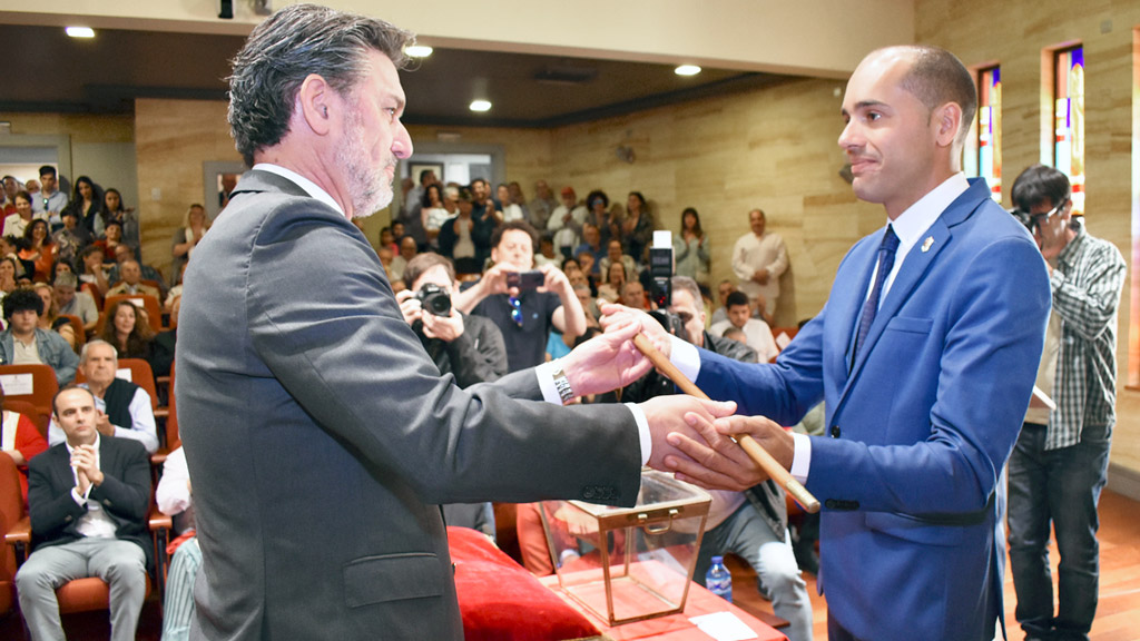 José Luis Vázquez, que sido alcalde durante 12 años, entregó el bastón a su compañero Samuel Alonso. /F. S.