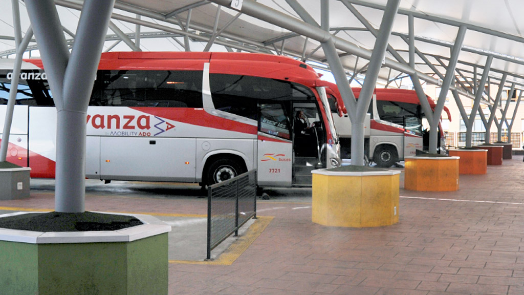 Vehículos de Avanza en la Estación de Autobuses de Segovia. / KAMARERO