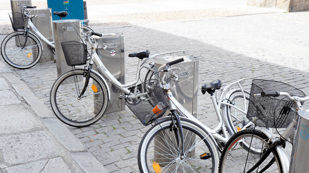 Abierto el periodo de solicitudes para el préstamo de bicicletas 1 Puesto de préstamo de bicicletas en la ciudad. / Kamarero