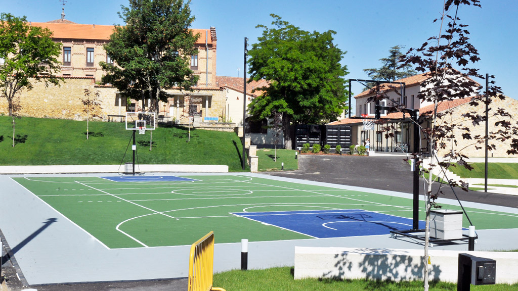 Pista para baloncesto y voleibol al aire libre, que podrá utilizarse de lunes a domingo, previa reserva. / KAMARERO