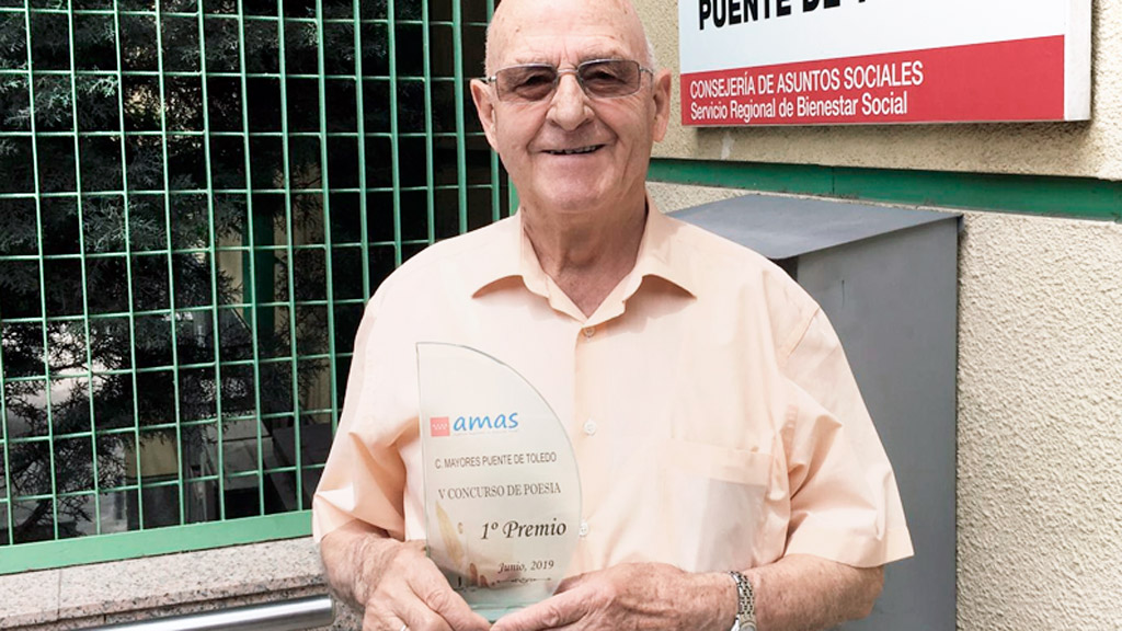 Rafael Sanz Sanz con su galardón en la entrada del centro/EL ADELANTADO