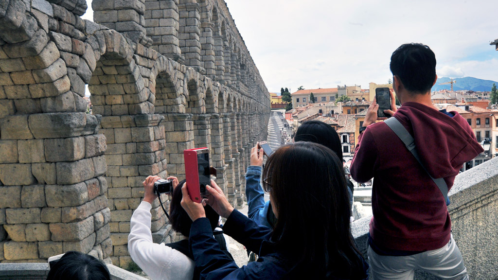 Turistas fotografía el Acueducto de Segovia.  / EL ADELANTADO