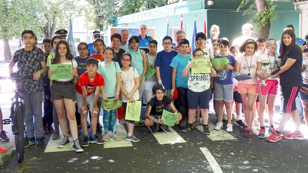 Los participantes posaron al final de Concurso Escolar Local de Educación Vial ‘Ciudad de Segovia’, con las autoridades y responsables de la Policía Local. / E. A.