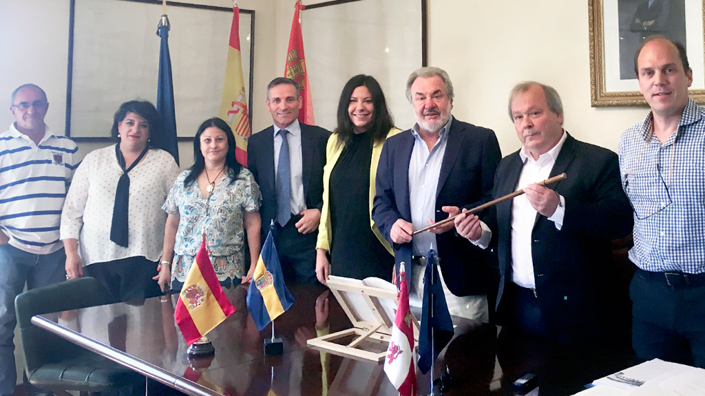 De izquierda a derecha, los seis nuevos concejales, Francisco Roque como alcalde y el secretario de Marugán. / Lucía Luque