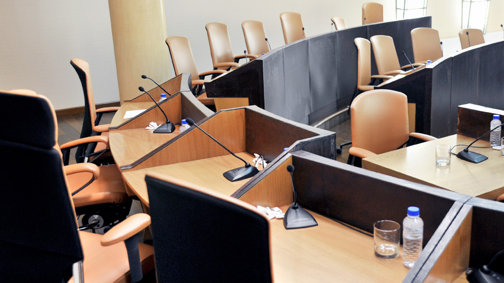 09 1kama diputacion provincial salon plenos vacio kam5640