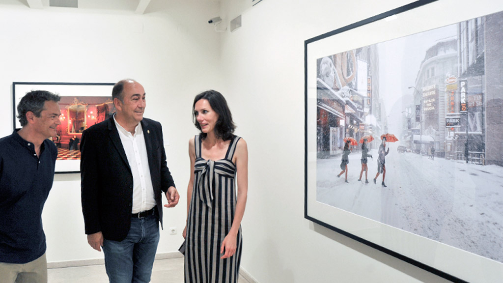 Miguel Ángel de Vicente y Ana Dondan recorren la muestra con el autor. / KAMARERO