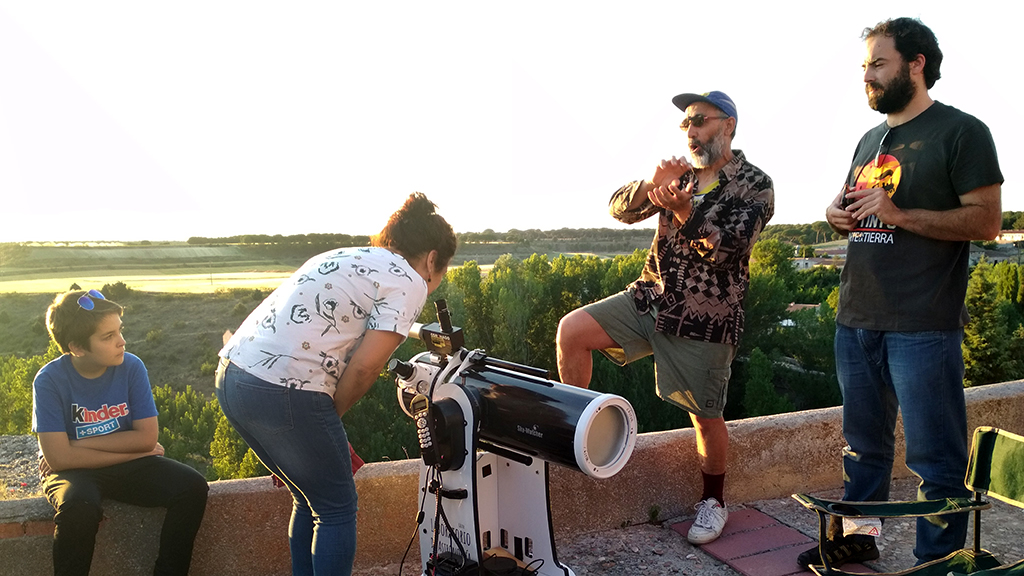 Carlos González y Teófilo Arranz explican a los participantes la observación del sol. / Nerea Llorente