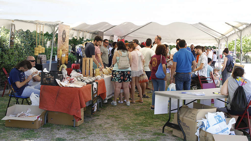 La X Feria del Juncar contó con una alta participación donde más de un centenar de personas se acercaron a disfrutar de los puestos y de las actividades que hubo durante todo el día. / Nerea Llorente
