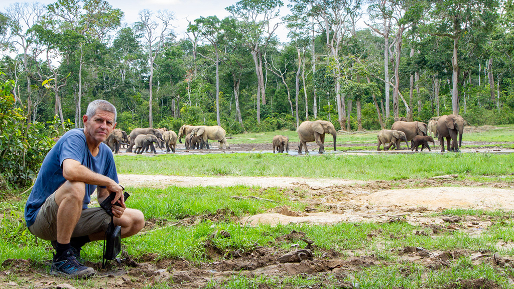 Luis Arranz y Nuria Ortega trabajan mano a mano en el parque donde están reconstruyendo un Lodge para realizar visitas de turoperadores. / Nuria Ortega