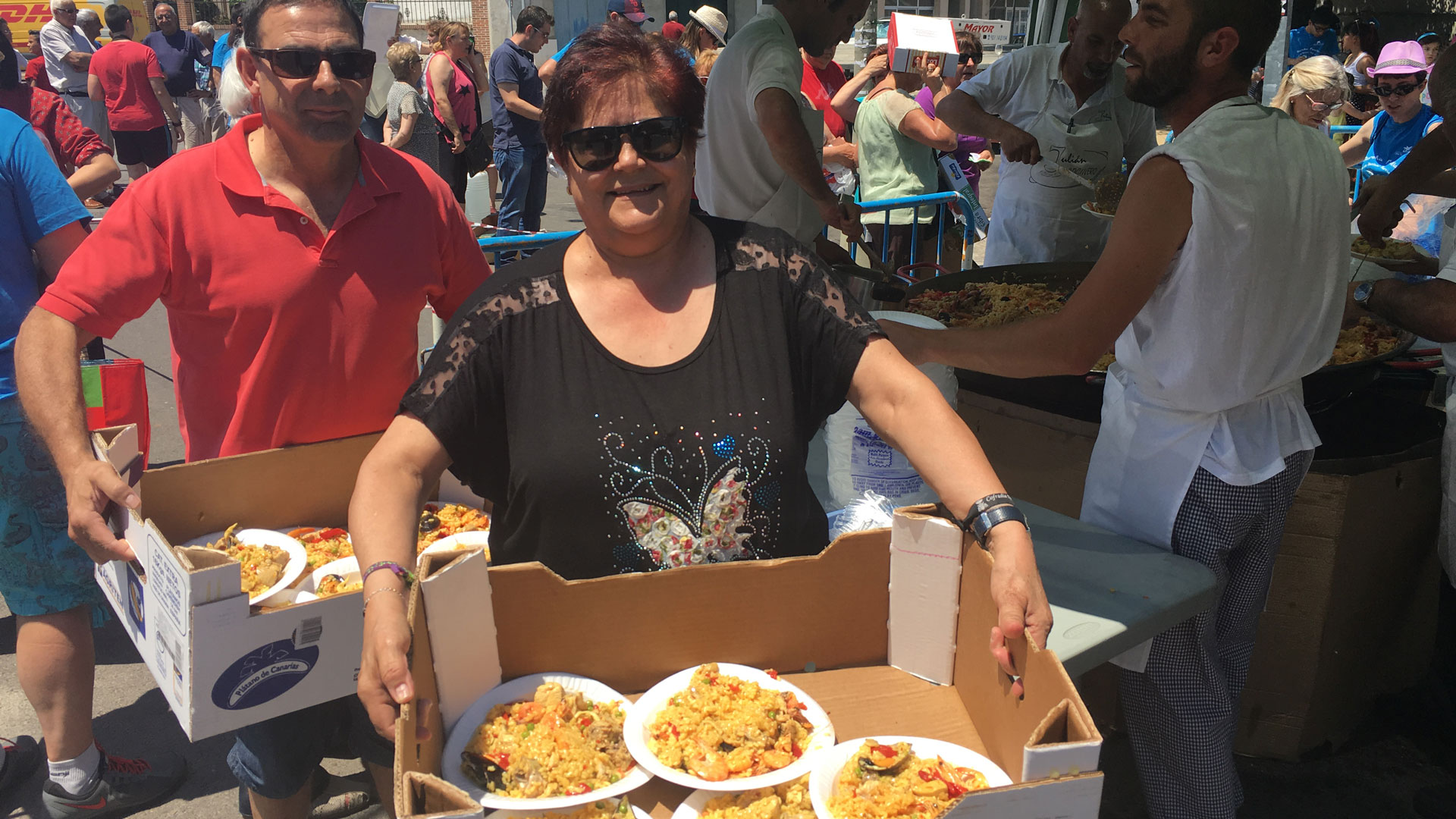 La paella del domingo volverá a reunir a centenares de personas en el barrio de San Gil./ c. núñez