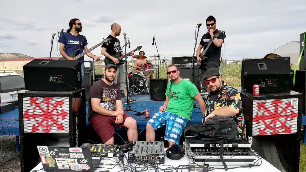 'Armiña sound no system', 'Aromarey soundklap', y 'trapitxeos' posan juntos en el escenario. / El Adelantado