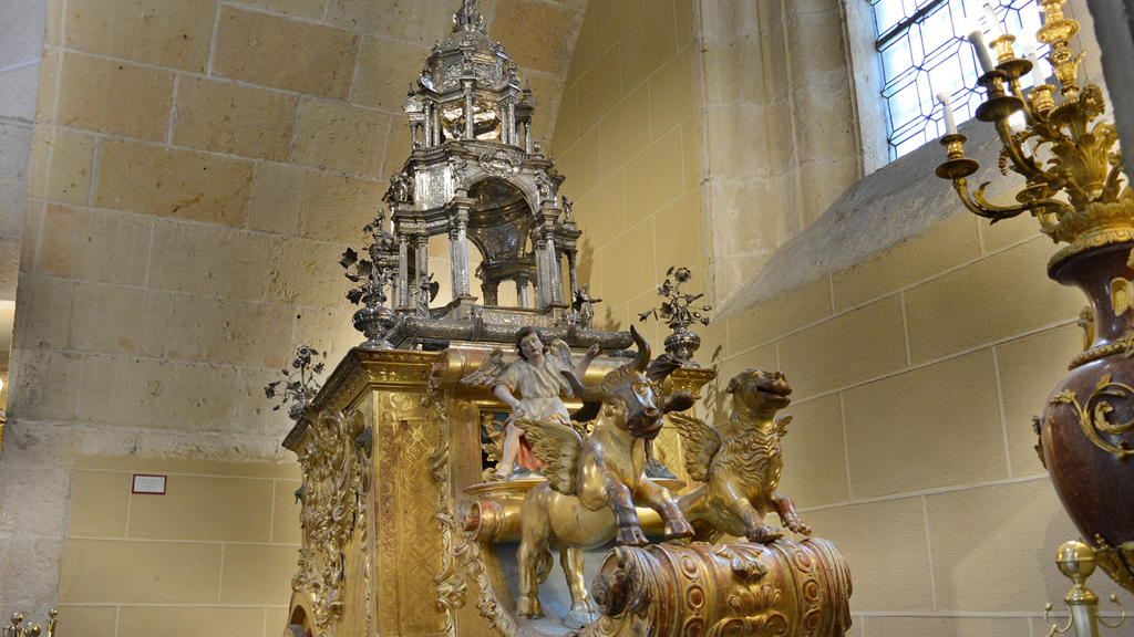 La custodia de plata (1656), obra del platero Rafael González Sobera, sobre el carro triunfal del siglo XVIII. / E. A.