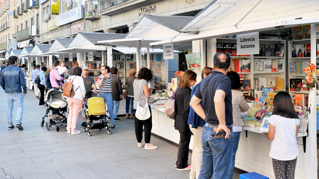 Nueve librerías participan en la Feria que esta tarde se clausura en la Avenida del Acueducto. / KAMARERO