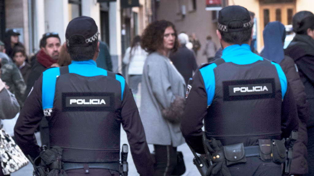 Dos policías locales prestando servicio en la Calle Real, una de las vías más transitadas de Segovia. / KAMARERO