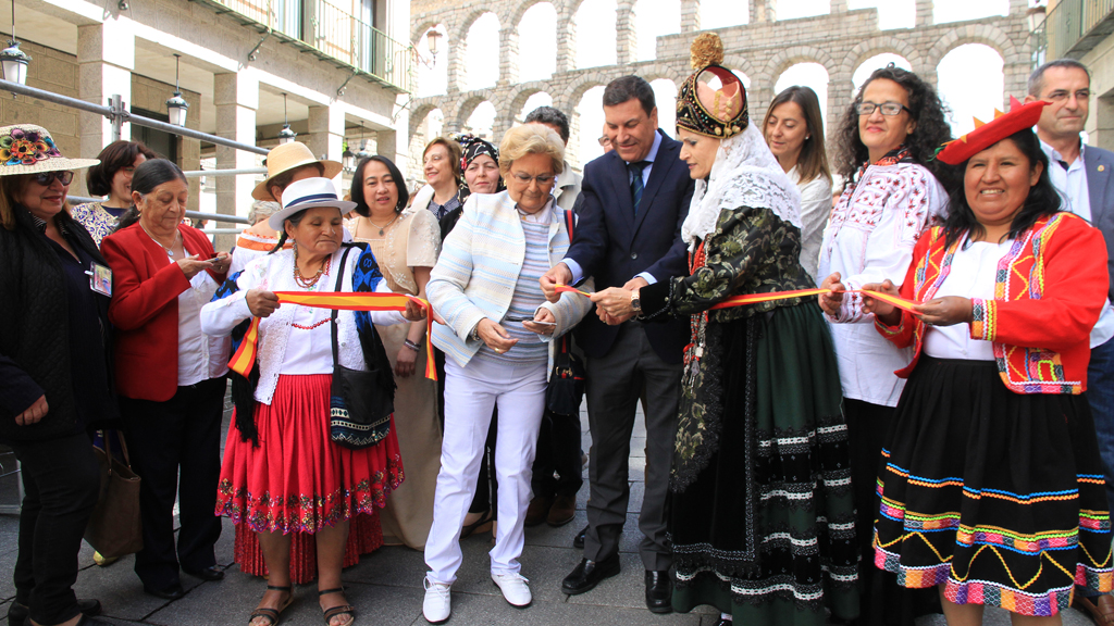 Fernández Carriedo corta la cinta inaugural de la feria en presencia de la presidenta de Femur Juana Borrego y de una representación de mujeres participantes. / NEREA LLORENTE