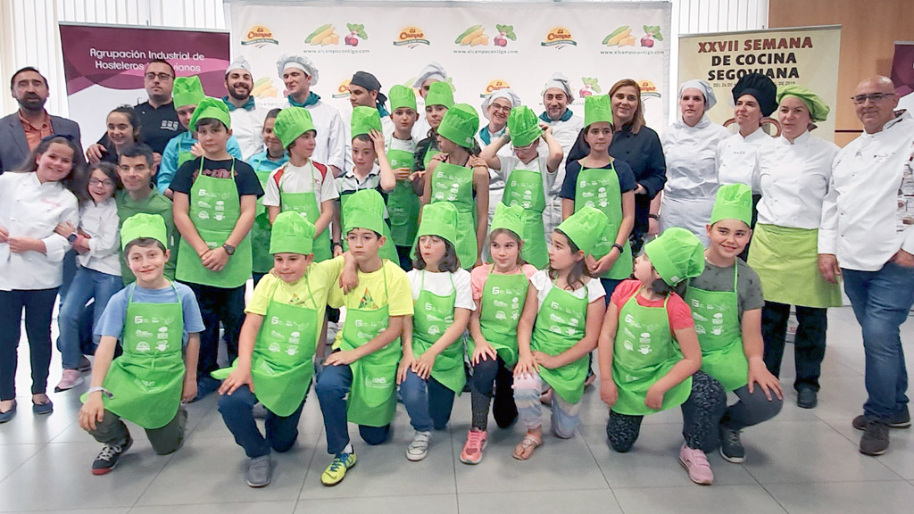 Concursantes, jurado, profesores y alumnos de la Escuela de Hostelería que formaron parte de esta edición. /El Adelantado