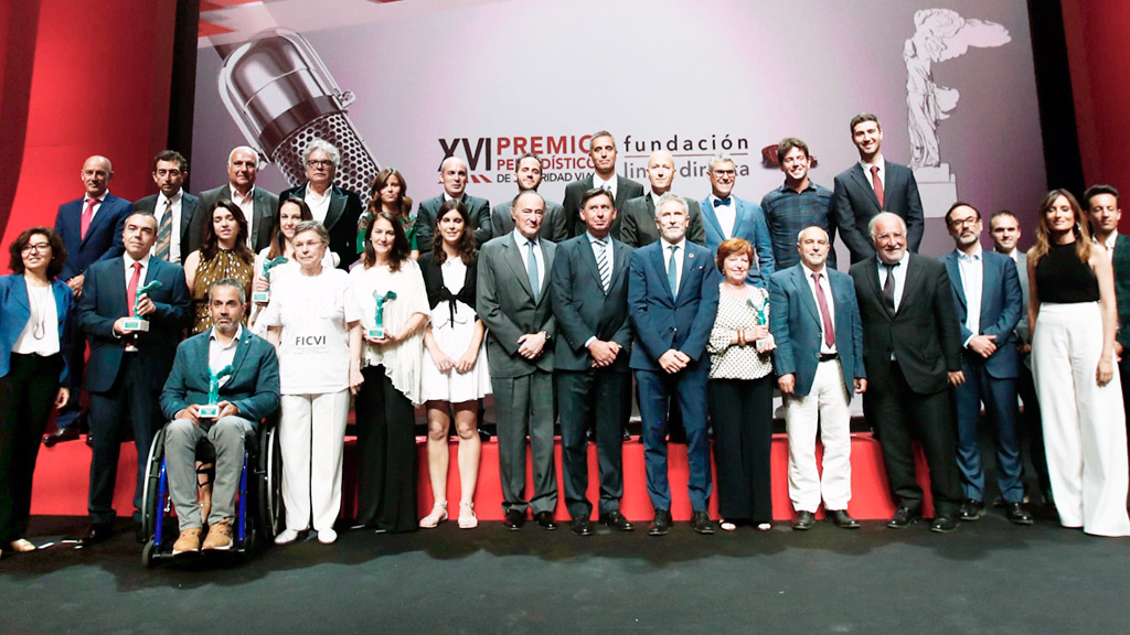 En la primera fila, el segundo por la izquierda, Álvaro Gómez con el trofeo del premio de la Fundación Línea Directa. / E. A.