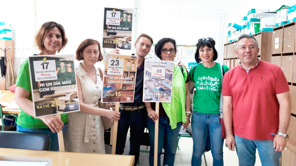 Primera imagen de la campaña ‘Ni un día más con recortes’, en el IES La Albuera. / E. A.