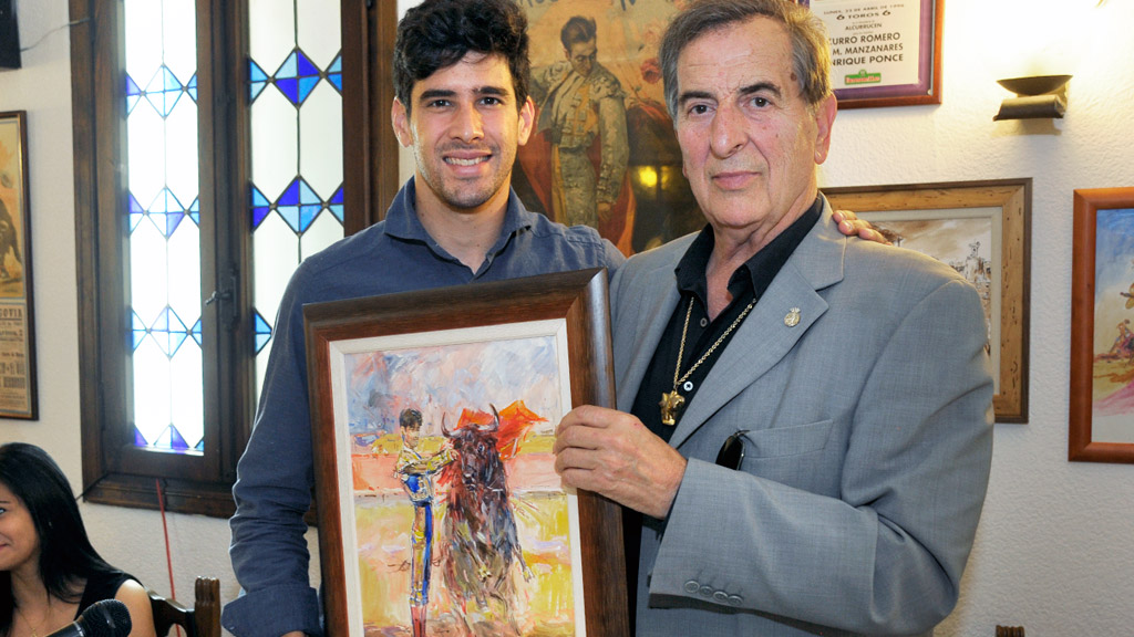 López Simón (izqd.) ha sido uno de los invitados a la Tertulia Taurina de Segovia. / Kamarero