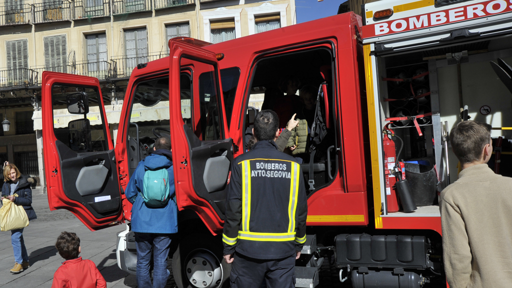 Uno de los vehículos actuales del Servicio de Extinción de Incendios que formó parte de una exhibición el pasado mes de marzo en la Plaza Mayor. / Kamarero