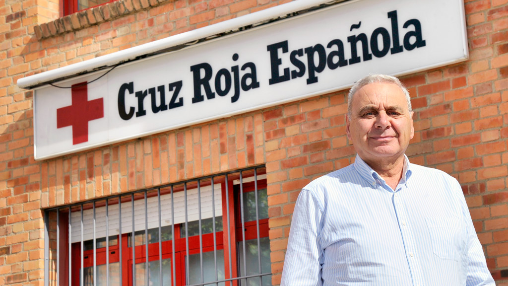 José Ignacio de Luis Páez, frente a la fachada de la sede provincial./ KAMARERO