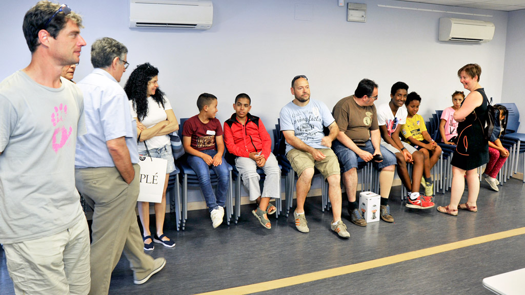 Momento del encuentro de las familias y los niños que llegan después de un largo viaje desde Argelia. / KAMARERO