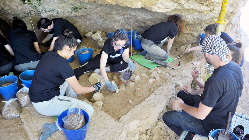 Las sesiones teóricas de un curso se completarán con visitas al yacimiento del Abrigo del Molino, en la imagen. / KAMARERO