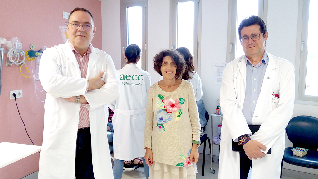 La presidenta de la AECC en Segovia, Ana San José, en una de las salas remodeladas. / El Adelantado