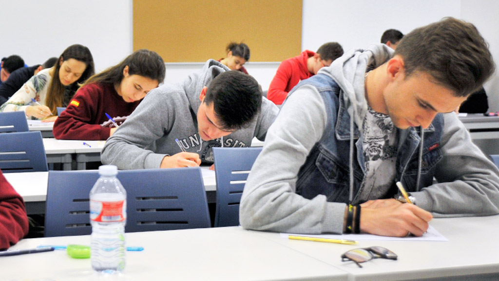 Un grupo de estudiantes realiza la prueba de selectividad. / Kamarero