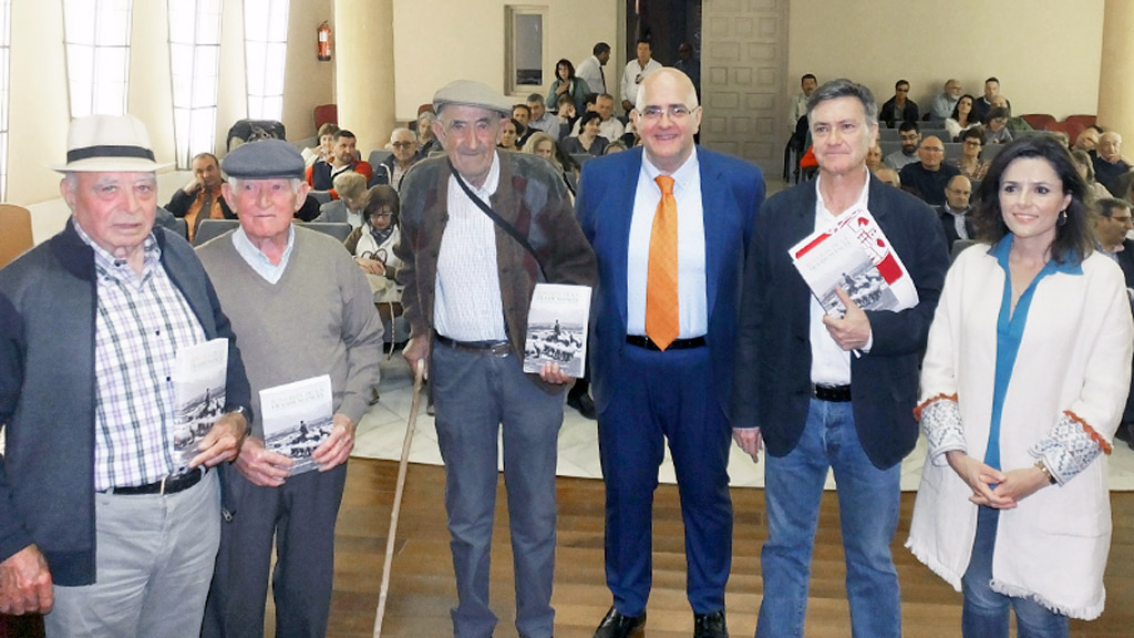 La labor de los pastores de la provincia, recogida en un libro 1 Guillermo Herrero, Francisco Vázquez y la diputada de Cultura Sara Dueñas con los tres pastores. / E. A.