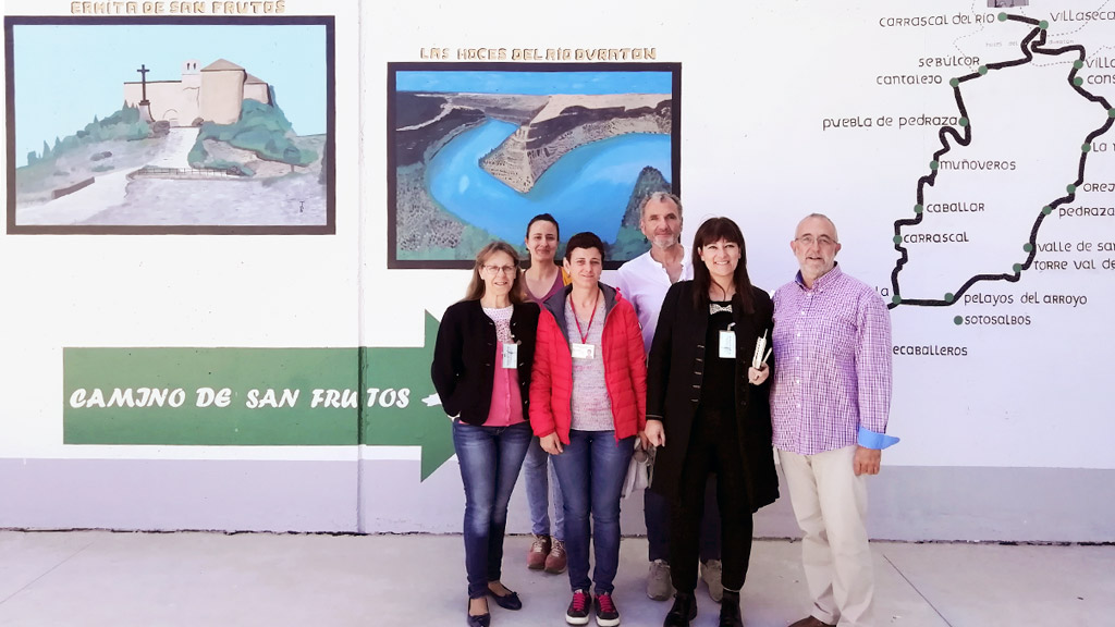 Los responsables de Bankia posan junto a los coordinadores del proyecto en el mural pintado en la prisión./ EL ADELANTADO