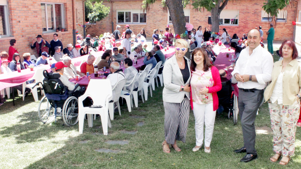 El diputado Miguel Ángel de Vicente y la jefa del Servicio, María del Mar Martínez participaron en la fiesta. / EL ADELANTADO