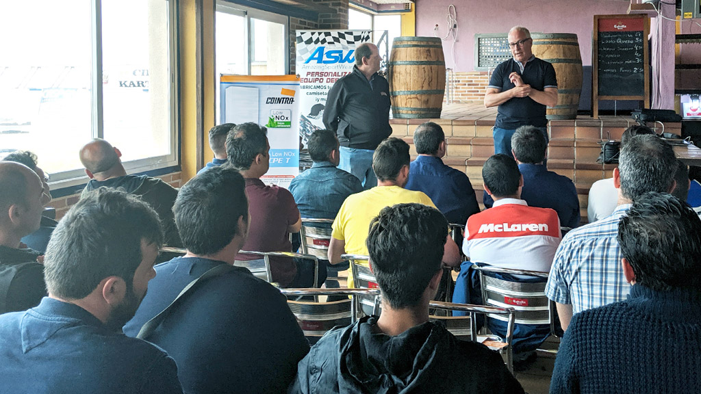 Presentación de los dos tipos de calderas el pasado día 21 en el circuito de kart Kartpetania de La Higuera. / E. A.