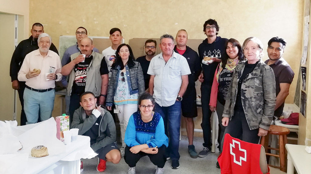 Una decena de internos participan en el Taller de Acuarela de la cárcel 1 Voluntarios e internos posan tras la jornada de clausura /EL ADELANTADO