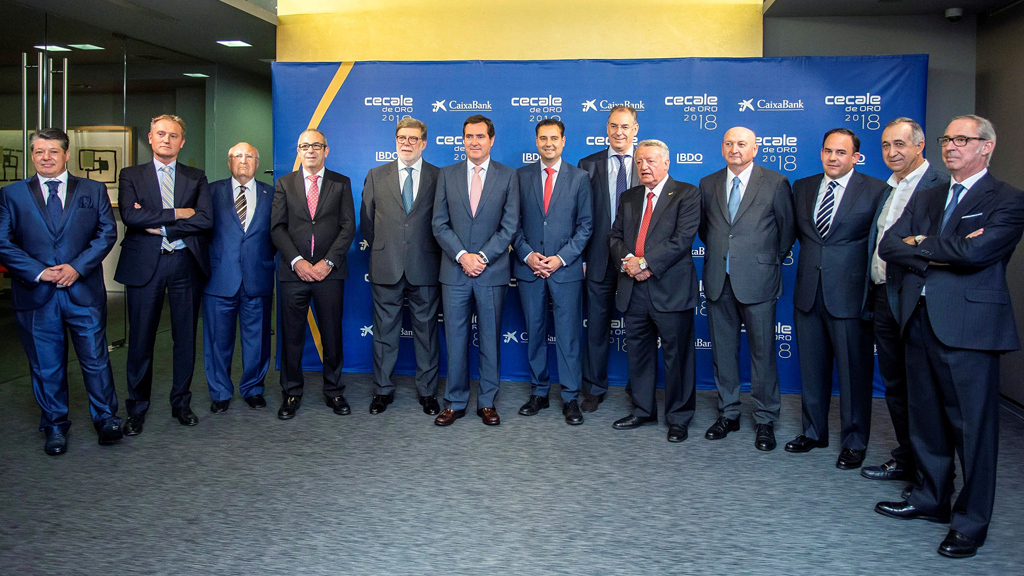 Los premiados, junto con los presidentes de Cecale y CEOE en Burgos. / E. a.
