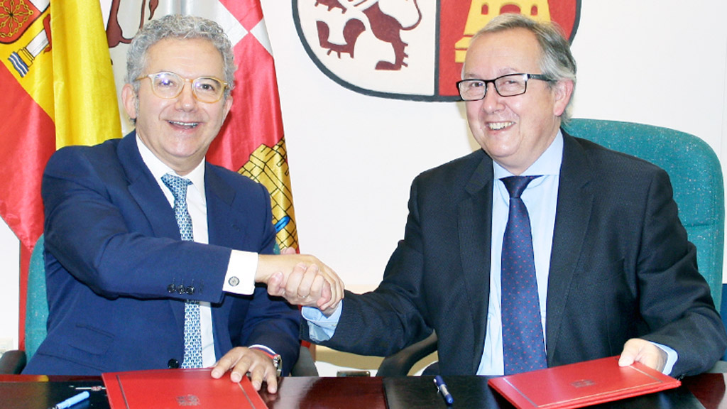 La Junta cede espacios a la Cámara de Comercio para reuniones 1 Pedro Palomo (izq.) y Javier López-Escobar, durante la firma. / el adelantado