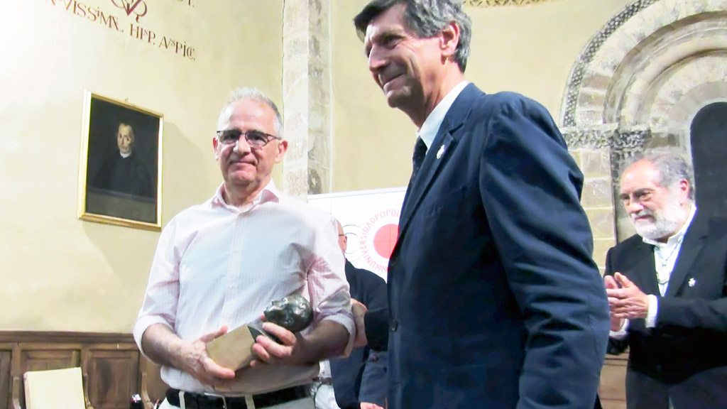 Un momento tras la entrega al escultor Gregorio Herrero de un busto de Antonio Machado para reconocer su trabajo. / E. A.