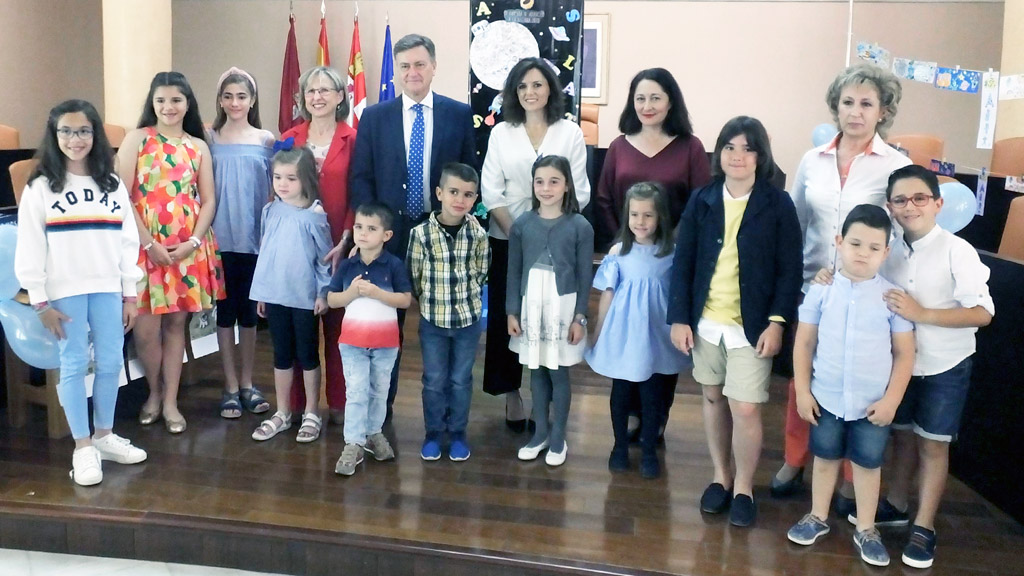 Los premiados en las distintas categorías del concurso, junto con responsables de los Bibliobuses y la Diputación Provincial. / el adelantado