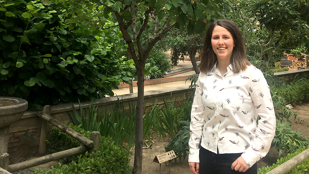 Sofía Busnadiego, Premio Extraordinario de Bachillerato, posa en el Jardín Botánico. / Lucía Luque